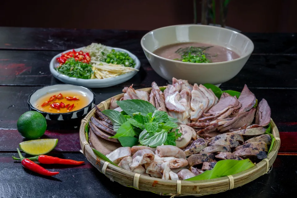 Phin cà phê đang nhỏ giọt